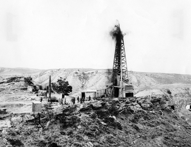 Elk Basin Gusher, 1917. Photo: American Heritage Center 